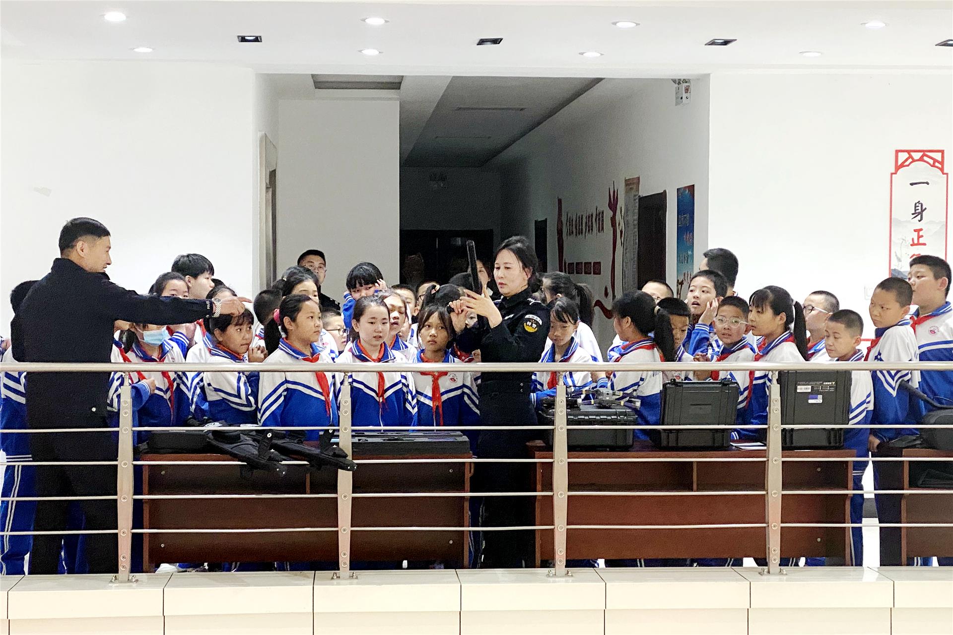 阿荣旗:"小萌娃"进警营 别样"警"彩入童心